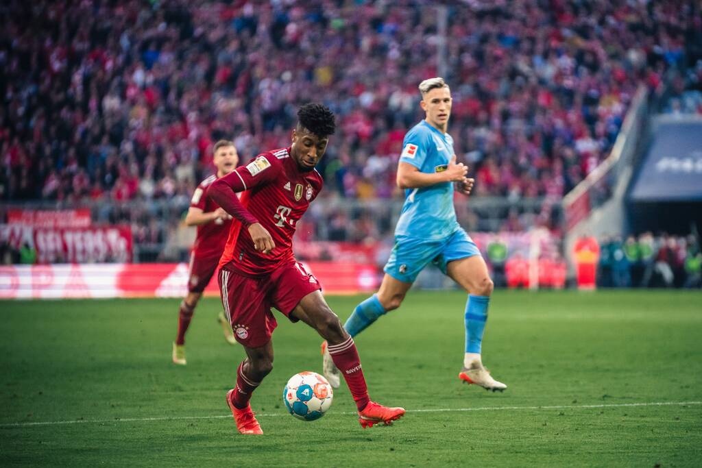 Bundesliga: Άνετη νίκη και κορυφή για τη Μπάγερν (video+photos)