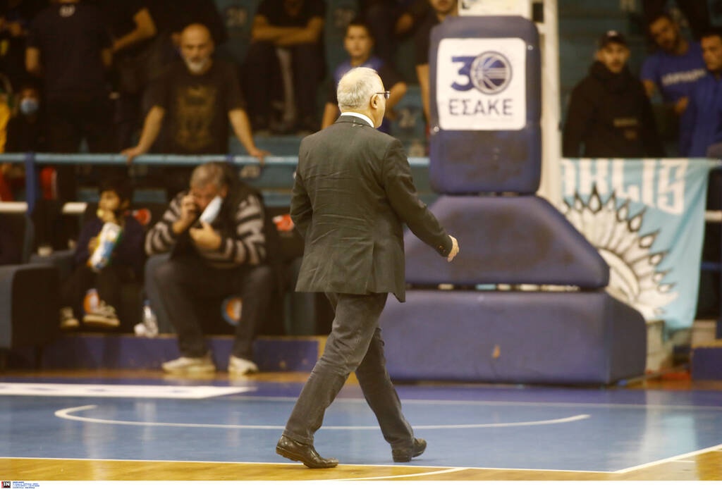 Χαμός και διακοπή στο Ηρακλής-Απόλλων Πάτρας: Ένταση Δρακόπουλου με οπαδούς