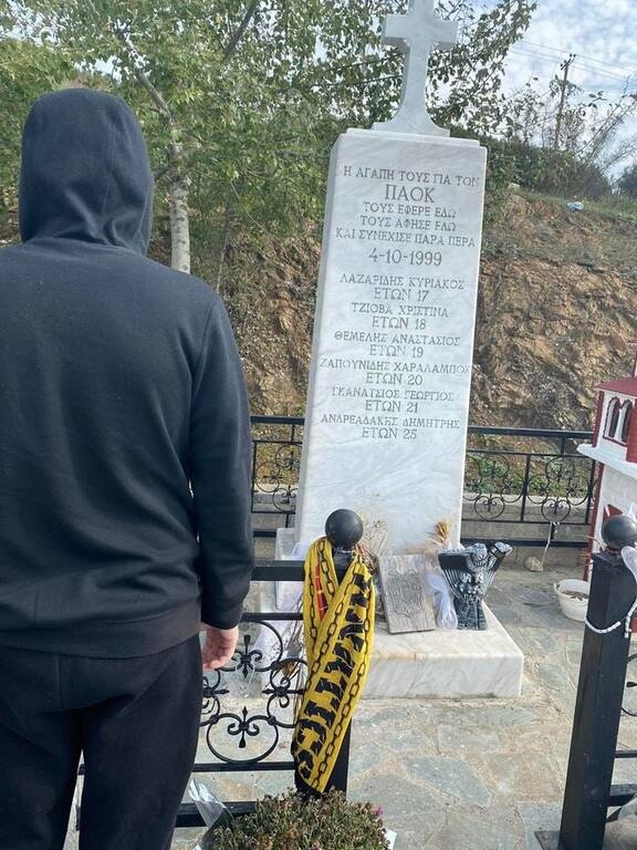Τρομερή κίνηση από οπαδούς του Άρη - Πέρασαν από το μνημείο των Τεμπών και άφησαν κασκόλ