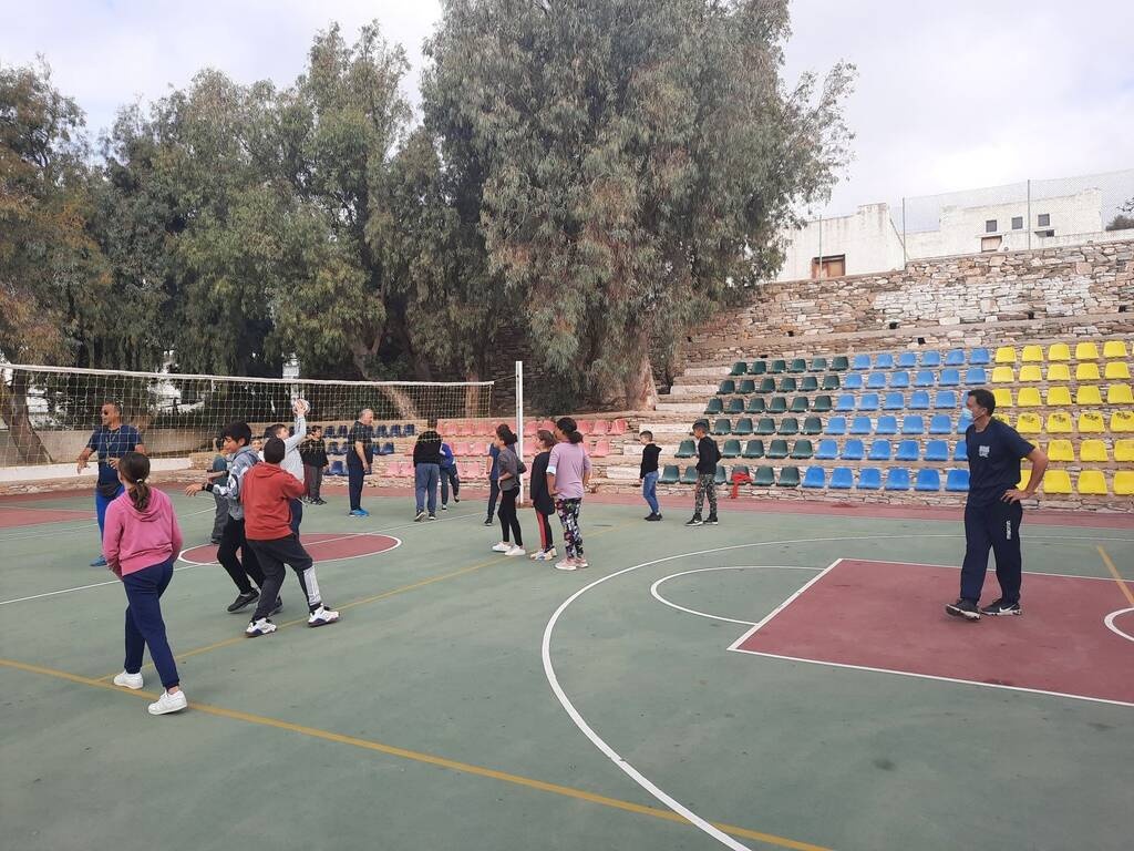 ΕΟΠΕ: Το βόλεϊ «συστήθηκε» στα σχολεία της Τήνου (photos)