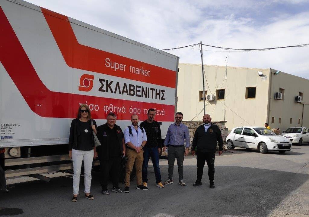 Ο πρόεδρος του Σωματείου Πρακτόρων ΟΠΑΠ Ν. Ηρακλείου, Δημήτρης Χαραλαμπάκης, και συνεργάτες του δικτύου παραδίδουν είδη πρώτης ανάγκης και υγιεινής στον Δήμαρχο Μινώα Πεδιάδας, Μανώλη Φραγκάκη.
