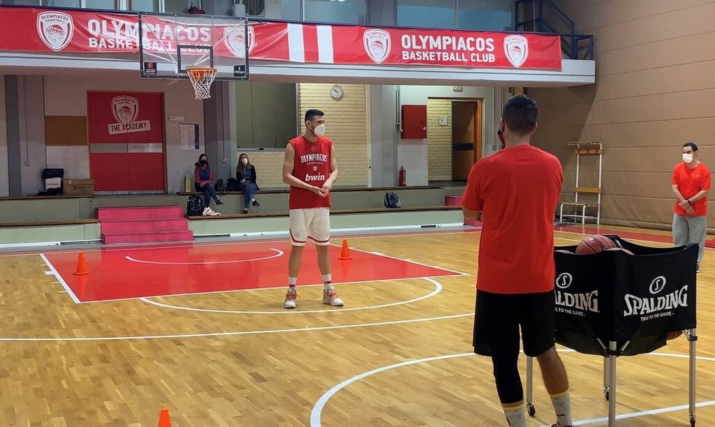 Ολυμπιακός: Ο… απρόσμενος επισκέπτης της One Team (photos)