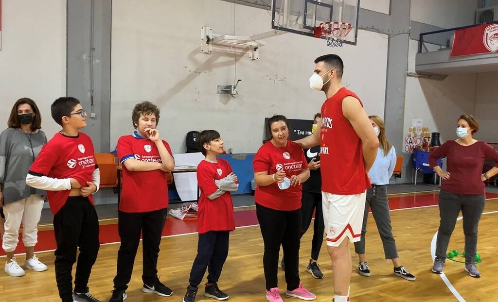 Ολυμπιακός: Ο… απρόσμενος επισκέπτης της One Team (photos)