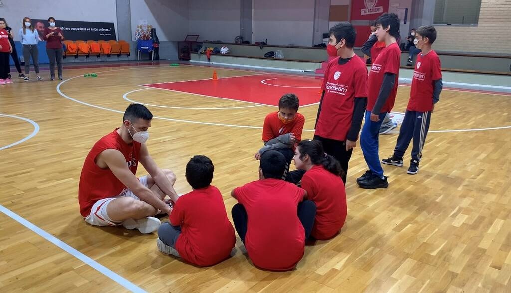 Ολυμπιακός: Ο… απρόσμενος επισκέπτης της One Team (photos)
