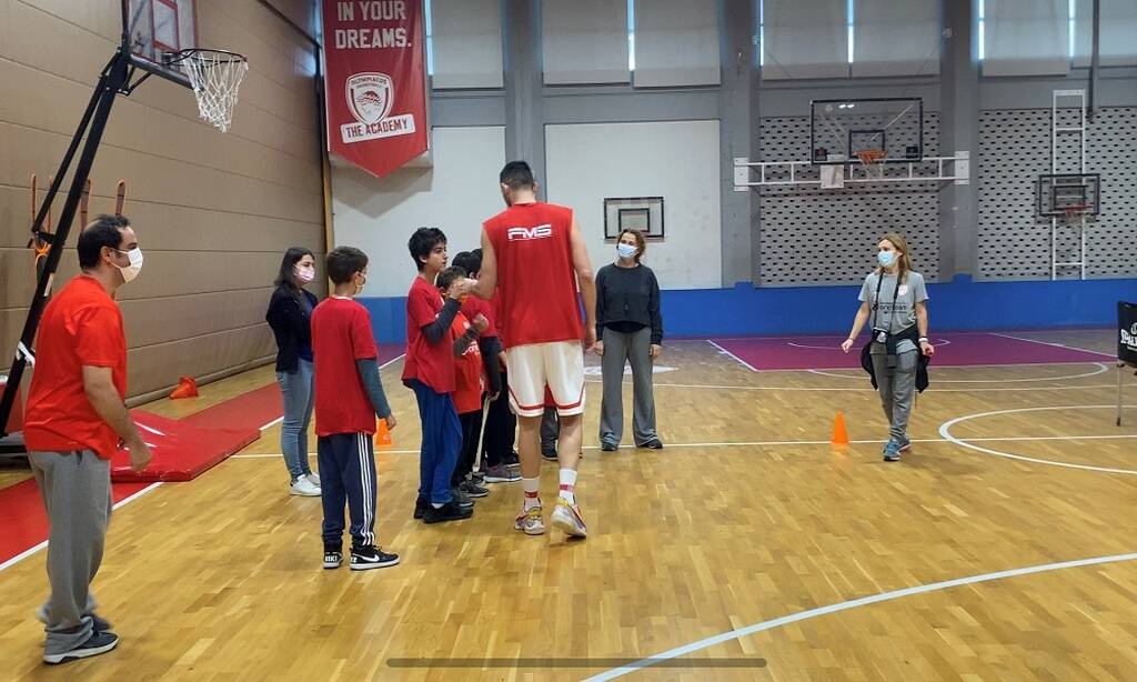 Ολυμπιακός: Ο… απρόσμενος επισκέπτης της One Team (photos)