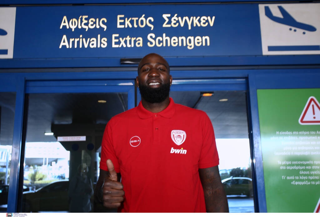 Ολυμπιακός: Στην Ελλάδα ο Έισι – «Είμαι πεινασμένος για τίτλους» (video)