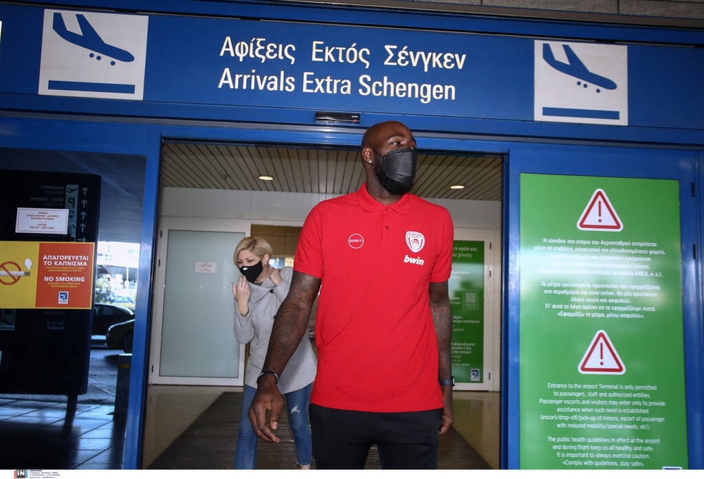 Ολυμπιακός: Στην Ελλάδα ο Έισι – «Είμαι πεινασμένος για τίτλους» (video)