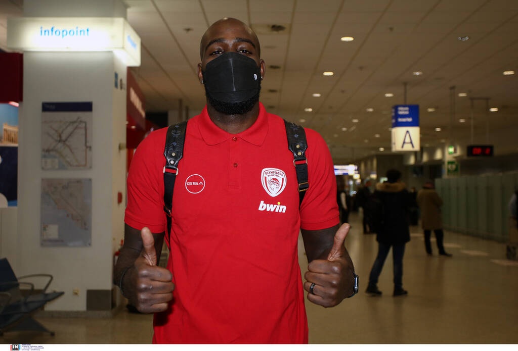 Ολυμπιακός: Στην Ελλάδα ο Έισι – «Είμαι πεινασμένος για τίτλους» (video)