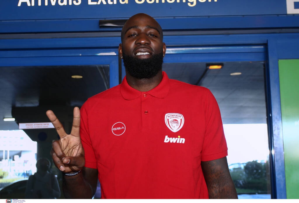 Ολυμπιακός: Στην Ελλάδα ο Έισι – «Είμαι πεινασμένος για τίτλους» (video)