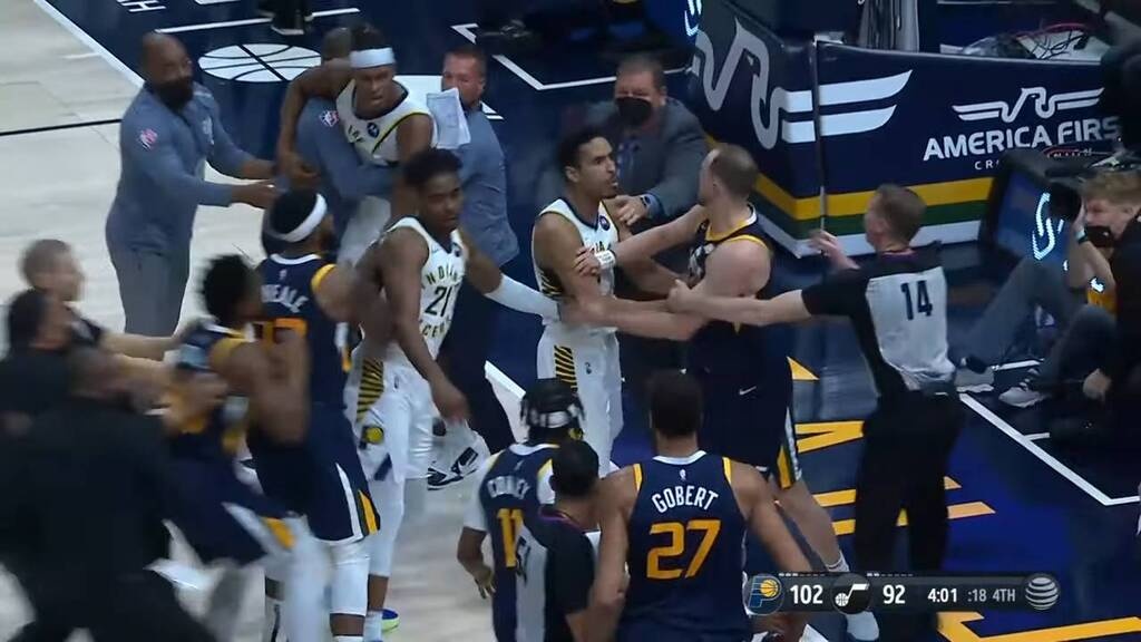 Χαμός στο NBA: Πιάστηκαν στα χέρια Τέρνερ-Γκομπέρ (photos+video)