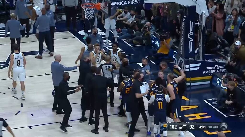 Χαμός στο NBA: Πιάστηκαν στα χέρια Τέρνερ-Γκομπέρ (photos+video)