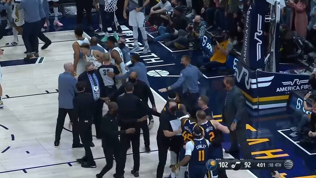 Χαμός στο NBA: Πιάστηκαν στα χέρια Τέρνερ-Γκομπέρ (photos+video)