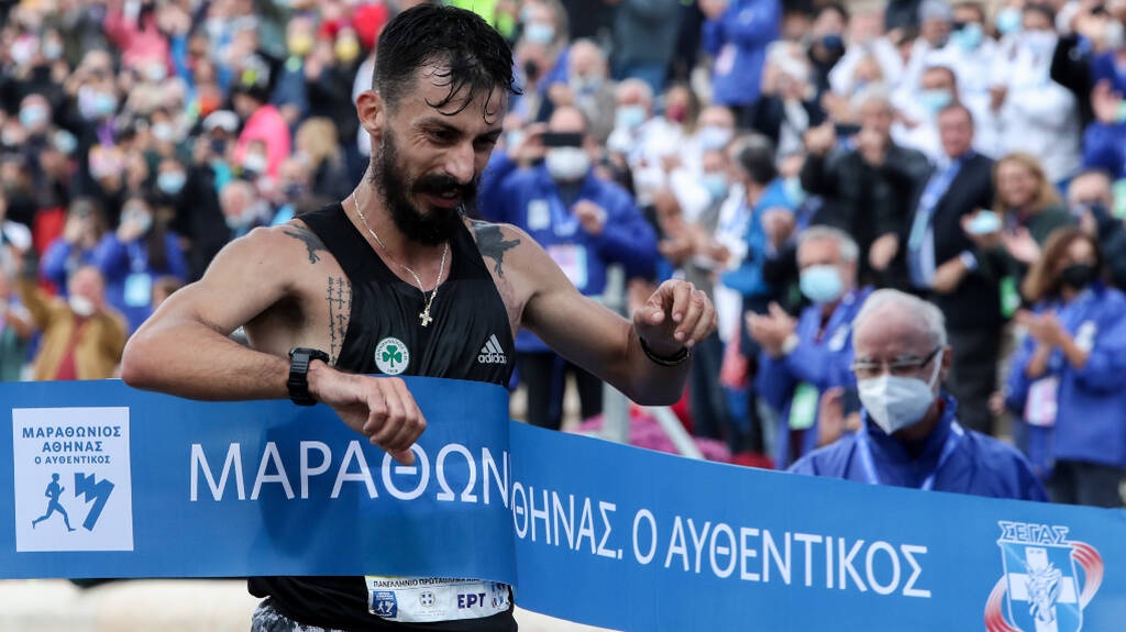 Μαραθώνιος: Μεγάλος νικητής ο Κώστας Γκελαούζος - Πανηγύρισε με τη σημαία του Παναθηναϊκού