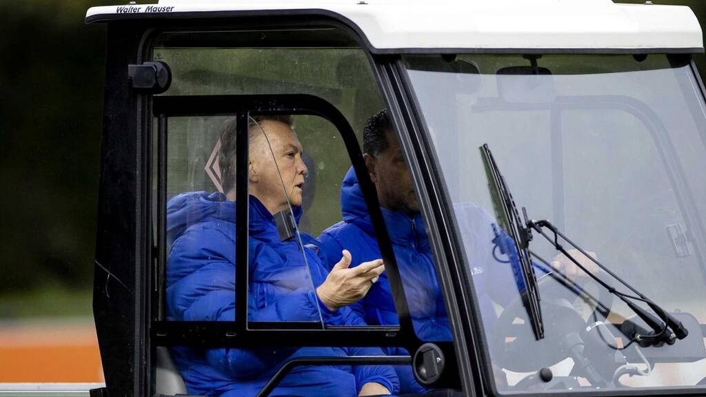 Προκριματικά Μουντιάλ 2022: Ατύχημα με το ποδήλατο ο Φαν Χάαλ – Πως πήγε στην προπόνηση (vid+pics)