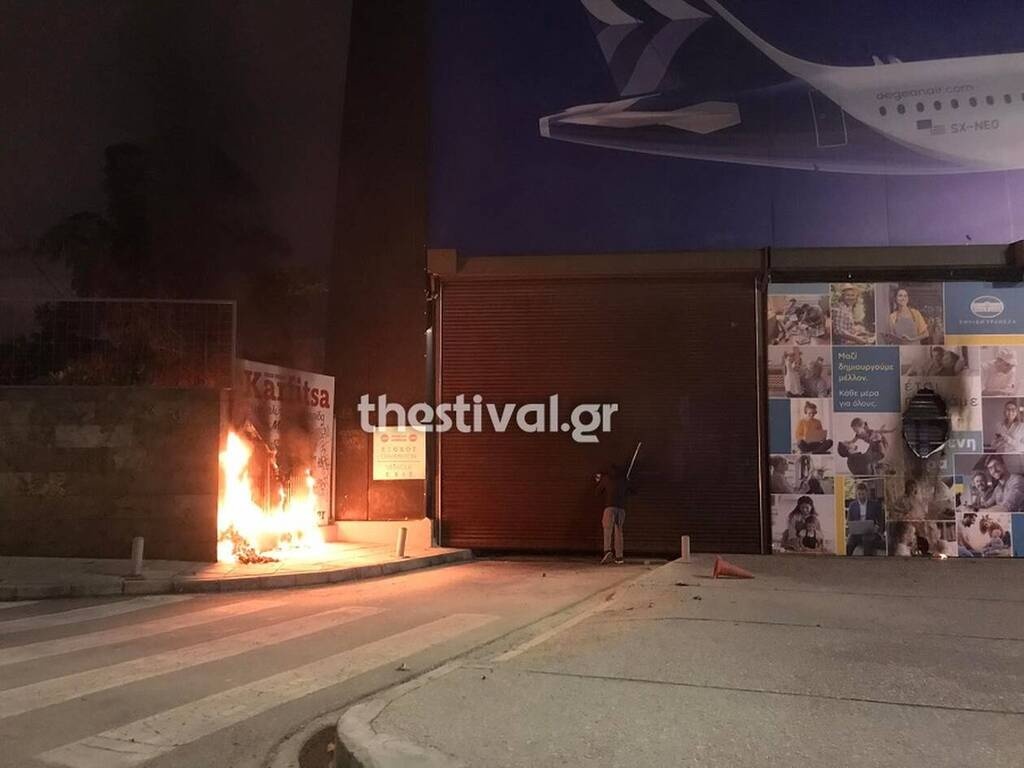 Πολυτεχνείο: Επεισόδια στη Θεσσαλονίκη - Μολότοφ και χημικά μπροστά από το ΑΠΘ