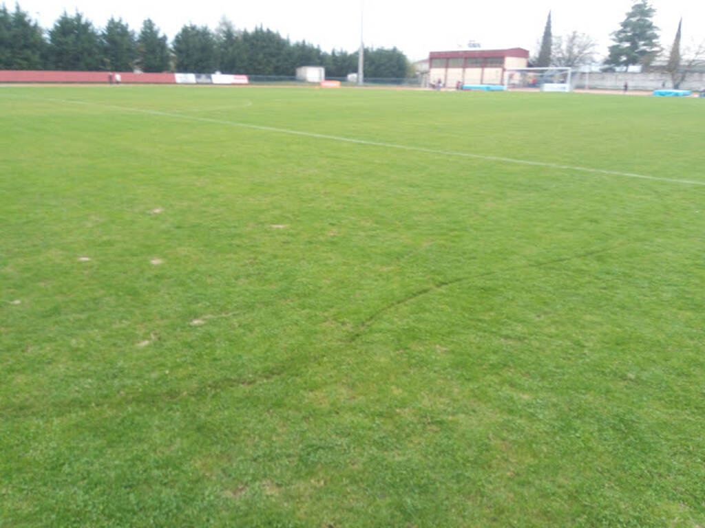 Απίστευτα πράγματα σε γήπεδο ομάδας της Super League 2 - Μηχανάκι κατέστρεψε τον αγωνιστικό χώρο