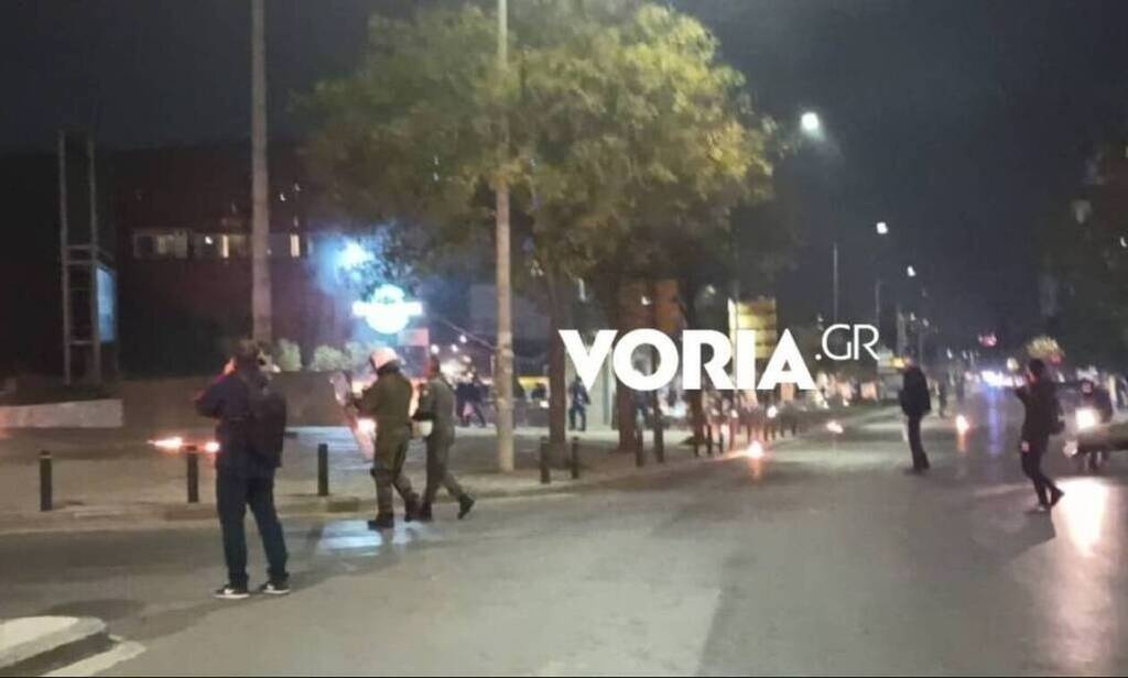 Πολυτεχνείο: Επεισόδια στη Θεσσαλονίκη - Μολότοφ και χημικά μπροστά από το ΑΠΘ