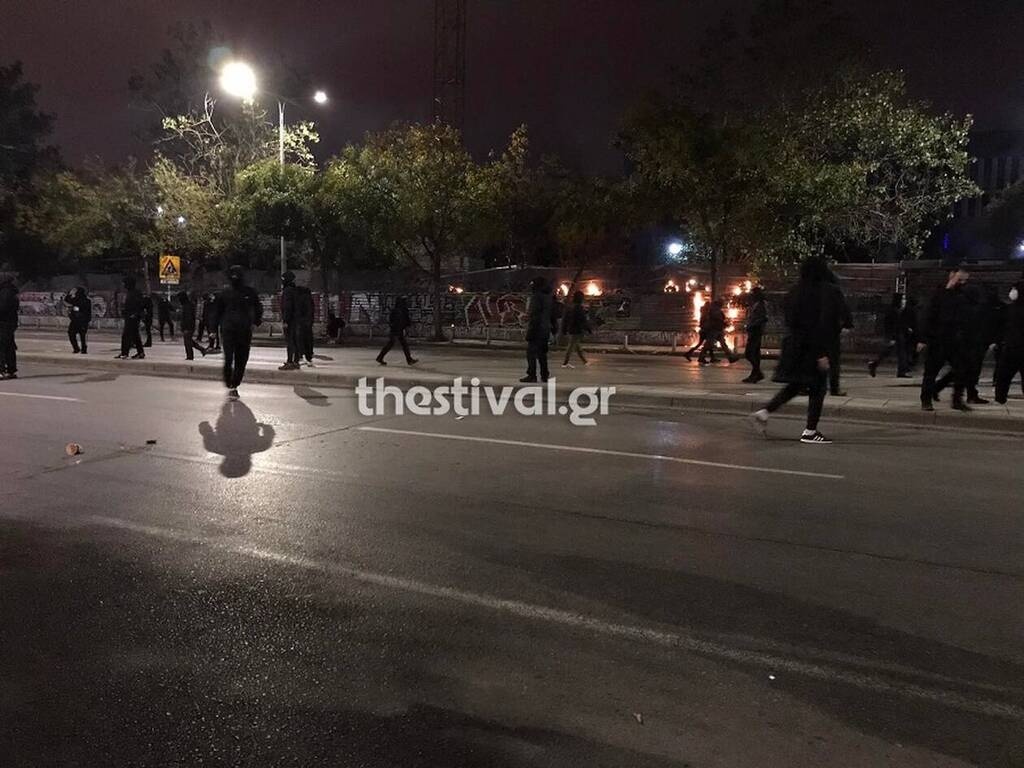 Πολυτεχνείο: Επεισόδια στη Θεσσαλονίκη - Μολότοφ και χημικά μπροστά από το ΑΠΘ