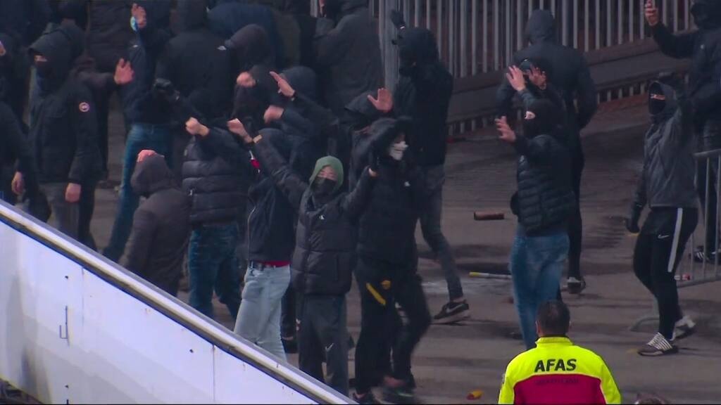 Ολλανδία: Χούλιγκαν εισέβαλαν στο γήπεδο εξαιτίας των μέτρων για κορονοϊό! (video+photos)