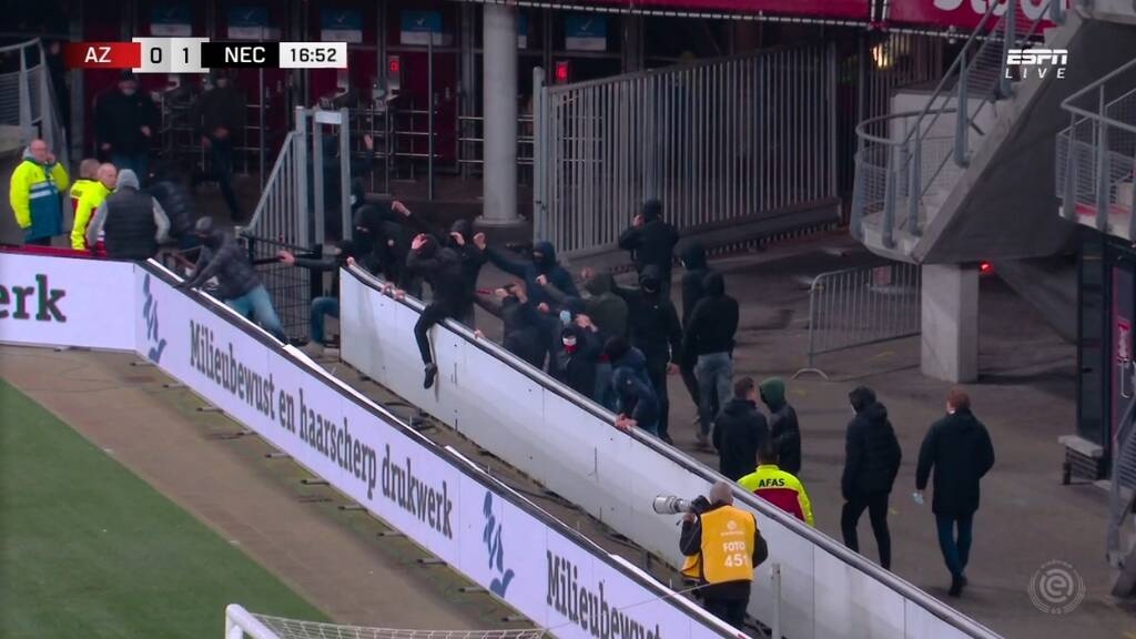 Ολλανδία: Χούλιγκαν εισέβαλαν στο γήπεδο εξαιτίας των μέτρων για κορονοϊό! (video+photos)