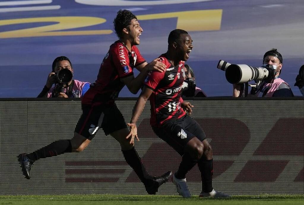 Copa Sudamericana-Η Ατλέτικο Παραναένσε το τρόπαιο με ...ακροβατικό γκολ