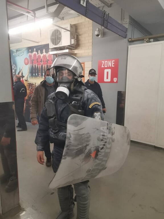 Ολυμπιακός-Παναθηναϊκός: Ζούγκλα το ΣΕΦ - Καταγγελία για επίθεση με μαχαίρια στη φυσούνα (photos)