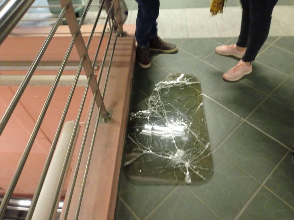 Καταστροφή πέντε συρμών του ΗΣΑΠ από οπαδούς μετά το ΑΕΚ-Ολυμπιακός (photos)