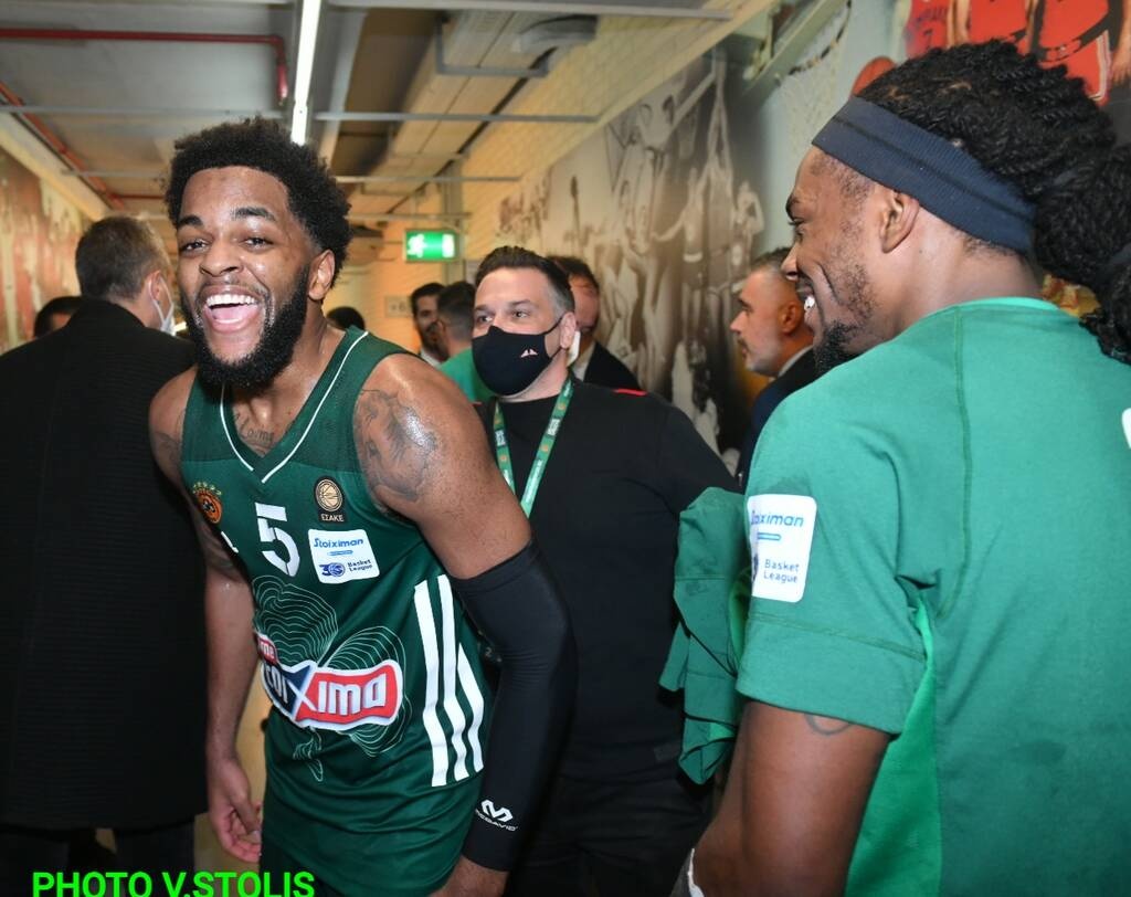 Ολυμπιακός-Παναθηναϊκός ΟΠΑΠ: Έτσι πανηγύρισαν στα αποδυτήρια του ΣΕΦ! (photos)