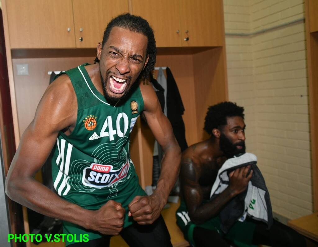 Ολυμπιακός-Παναθηναϊκός ΟΠΑΠ: Έτσι πανηγύρισαν στα αποδυτήρια του ΣΕΦ! (photos)