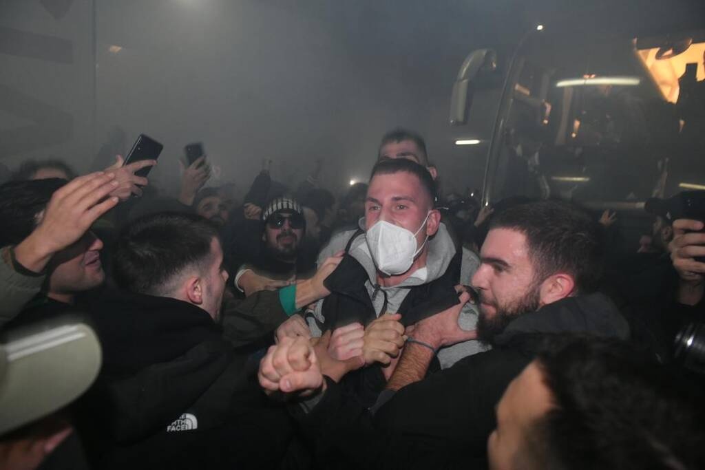 Ολυμπιακός-Παναθηναϊκός: Η νύχτα... μέρα σε Βουλή και ΟΑΚΑ για τους θριαμβευτές του ΣΕΦ (photos)