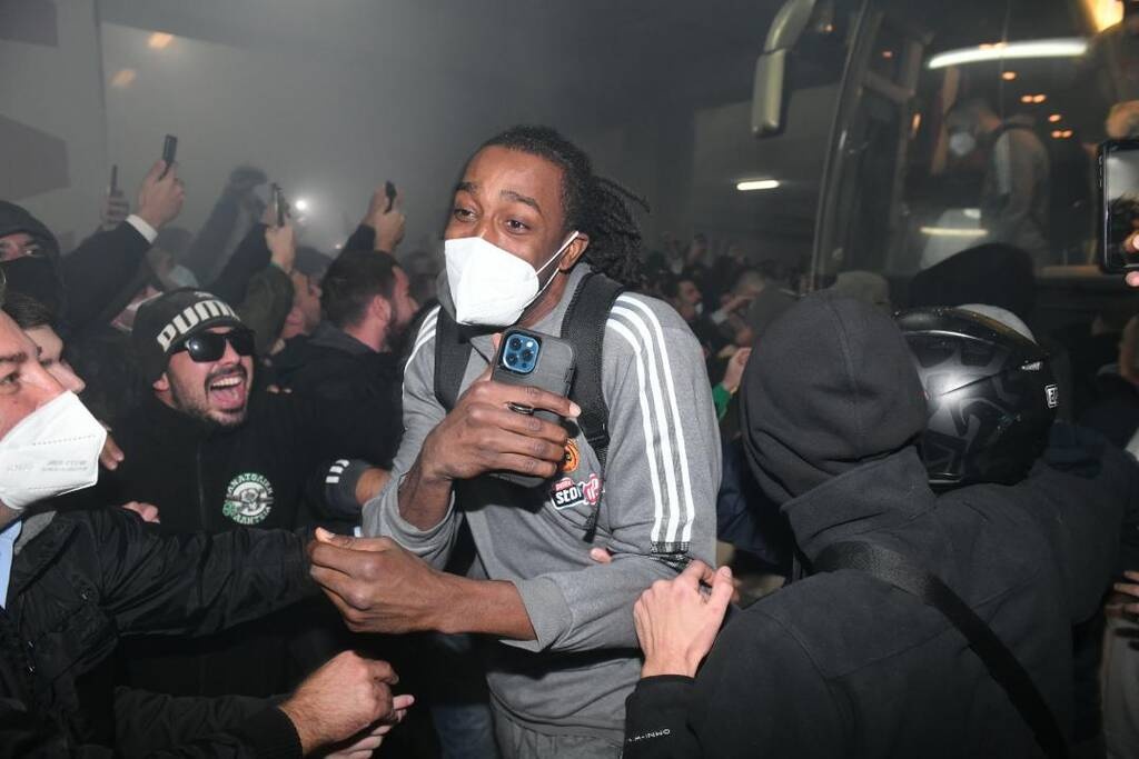 Ολυμπιακός-Παναθηναϊκός: Η νύχτα... μέρα σε Βουλή και ΟΑΚΑ για τους θριαμβευτές του ΣΕΦ (photos)