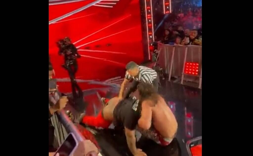 Χαμός σε αγώνα WWE - Θεατής επιτέθηκε σε παλαιστή και ακολούθησε πανικός (video+photos)