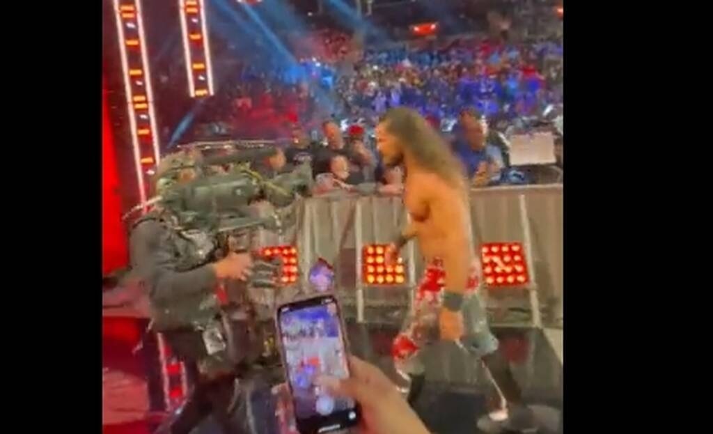 Χαμός σε αγώνα WWE - Θεατής επιτέθηκε σε παλαιστή και ακολούθησε πανικός (video+photos)