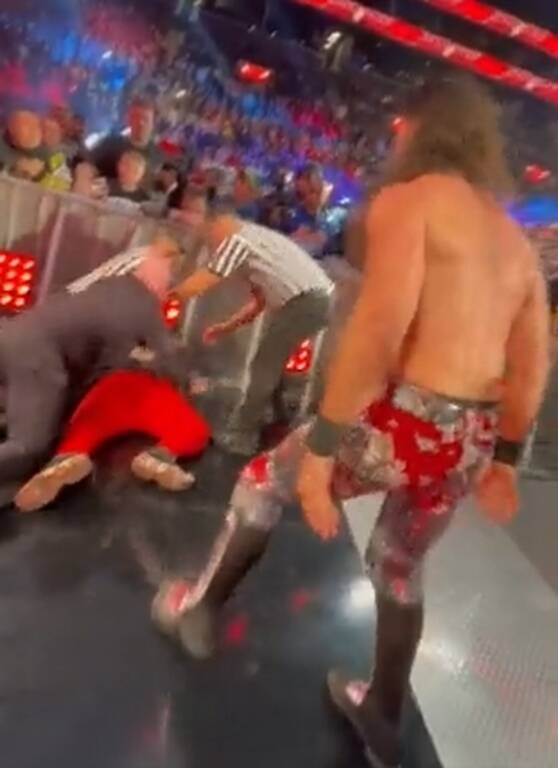 Χαμός σε αγώνα WWE - Θεατής επιτέθηκε σε παλαιστή και ακολούθησε πανικός (video+photos)