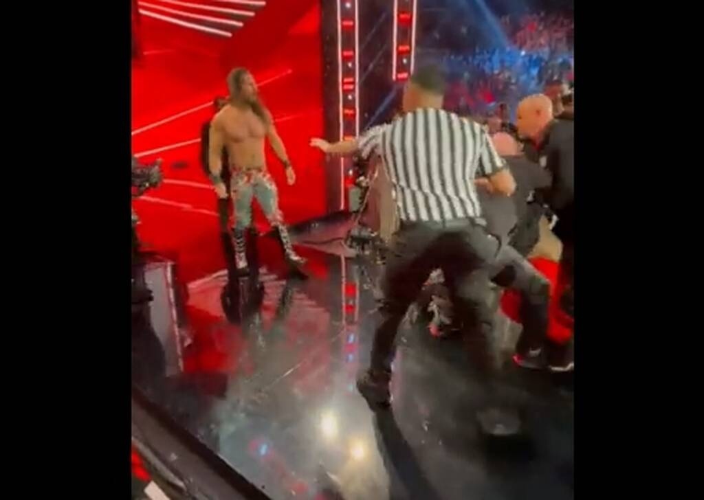 Χαμός σε αγώνα WWE - Θεατής επιτέθηκε σε παλαιστή και ακολούθησε πανικός (video+photos)