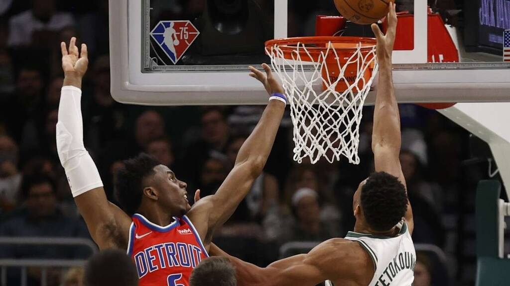 NBA: Σαρωτικοί Μπακς απέναντι στους Πίστονς (photos+video)