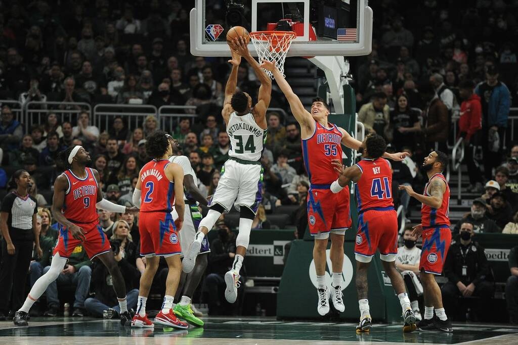 NBA: Σαρωτικοί Μπακς απέναντι στους Πίστονς (photos+video)