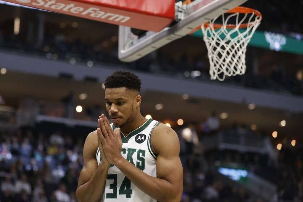 NBA: Σαρωτικοί Μπακς απέναντι στους Πίστονς (photos+video)