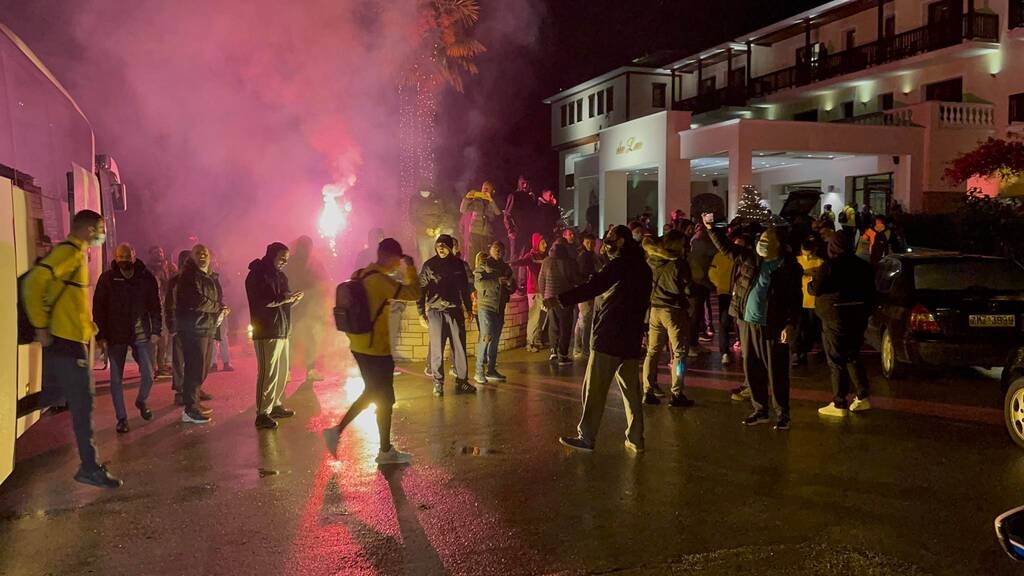 ΑΕΚ: Θερμή υποδοχή στα Γιάννινα - Αποθέωση για Γιαννίκη (photos+video)