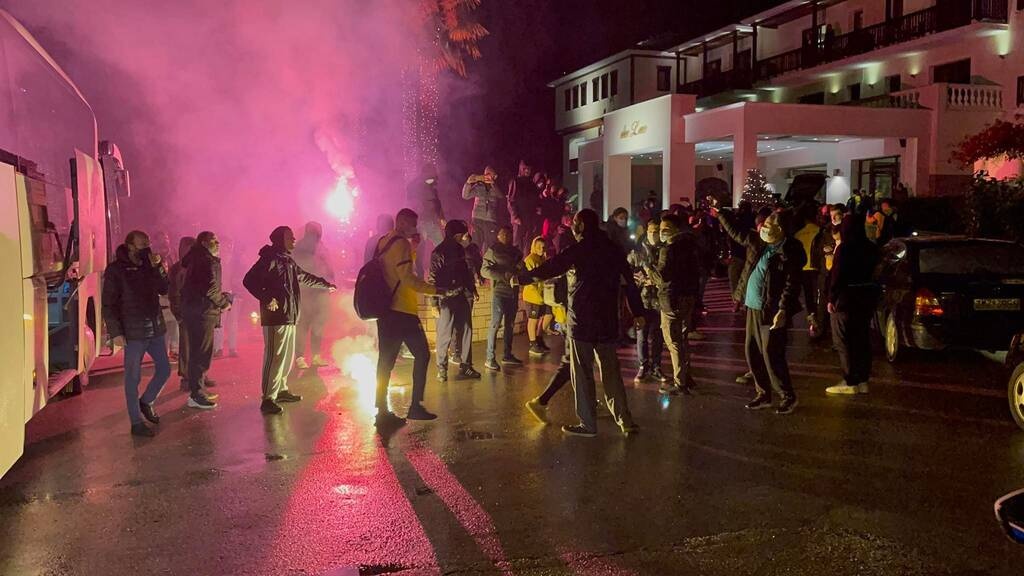 ΑΕΚ: Θερμή υποδοχή στα Γιάννινα - Αποθέωση για Γιαννίκη (photos+video)