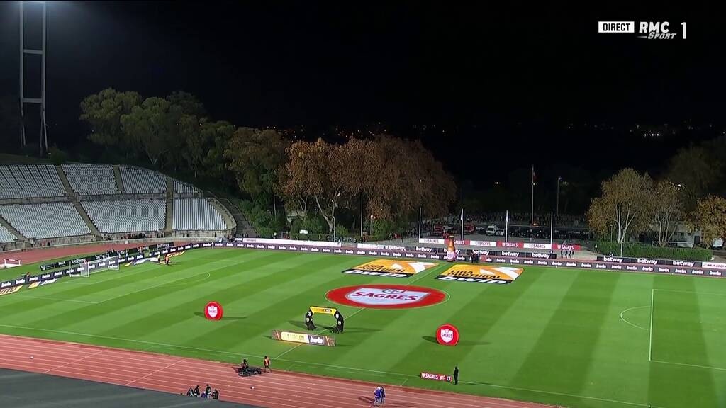 ΑΠΙΣΤΕΥΤΟ! Χωρίς πάγκο και με 9 παίκτες η Μπελενένσες κόντρα στη Μπενφίκα, λόγω κορονοϊού! (pics)