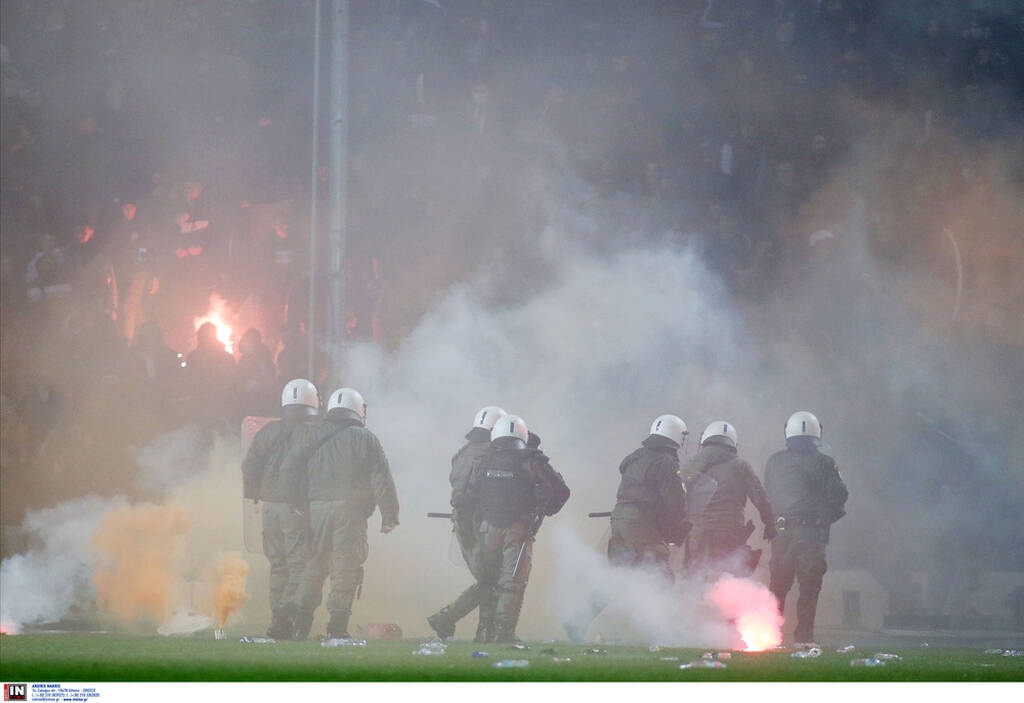 ΠΑΟΚ-Άρης: Διακοπή στο ντέρμπι – Εισβολή οπαδών και ρίψη αντικειμένων
