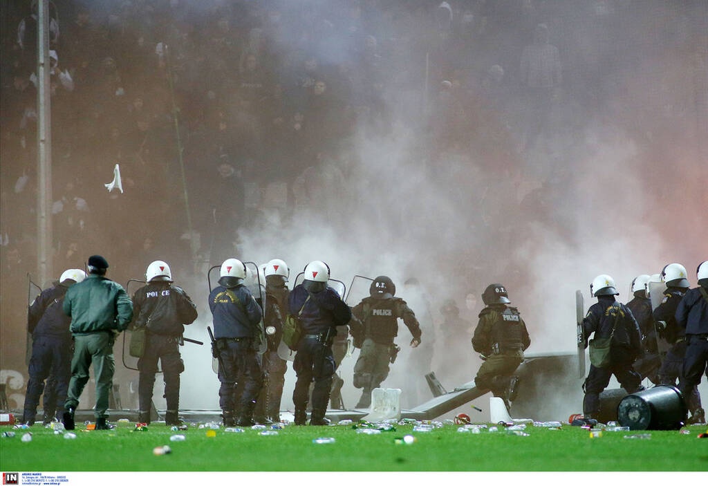 ΠΑΟΚ-Άρης: Διακοπή στο ντέρμπι – Εισβολή οπαδών και ρίψη αντικειμένων