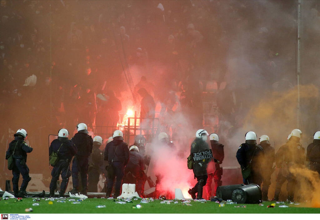 ΠΑΟΚ-Άρης: Διακοπή στο ντέρμπι – Εισβολή οπαδών και ρίψη αντικειμένων