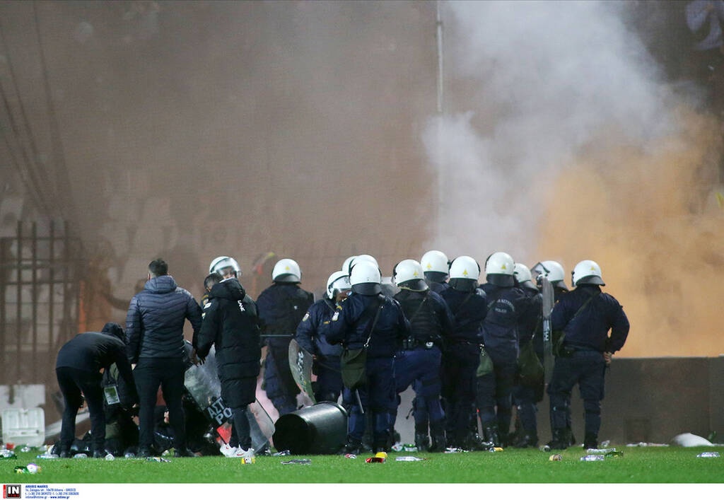 ΠΑΟΚ-Άρης: Διακοπή στο ντέρμπι – Εισβολή οπαδών και ρίψη αντικειμένων