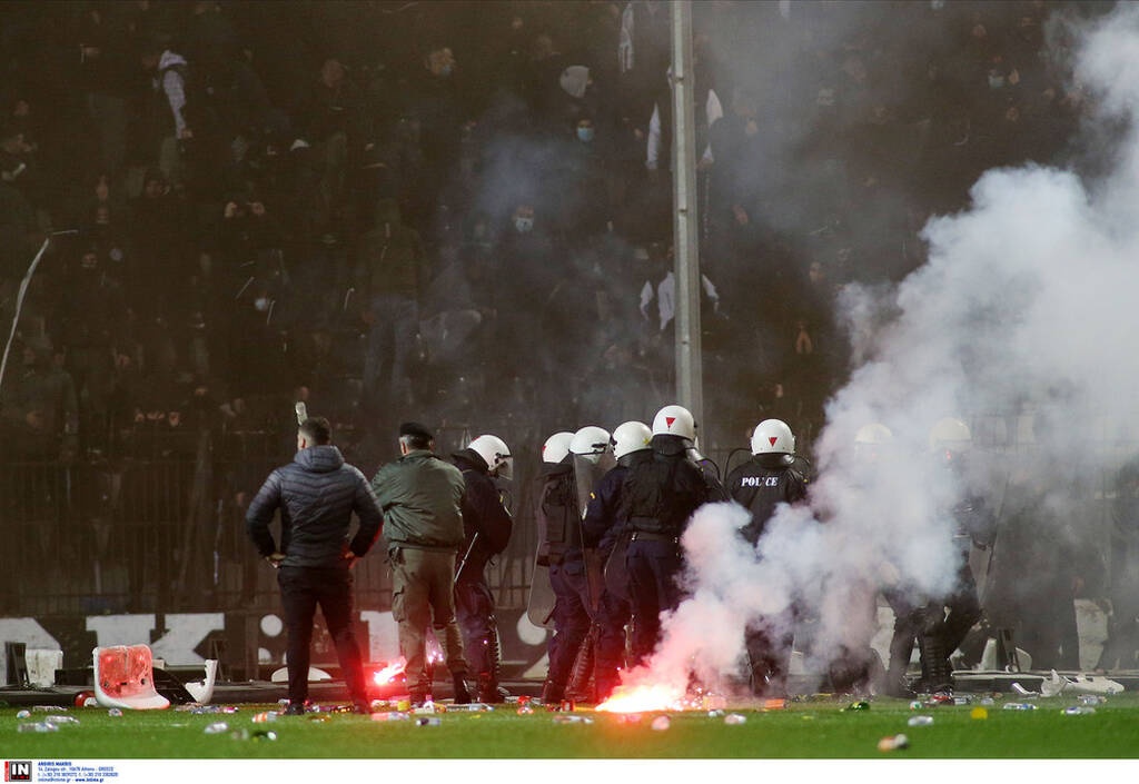 ΠΑΟΚ-Άρης: Διακοπή στο ντέρμπι – Εισβολή οπαδών και ρίψη αντικειμένων