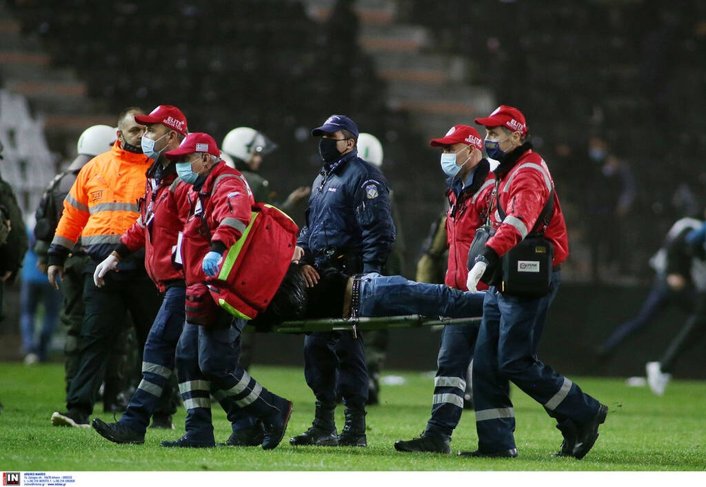 ΠΑΟΚ-Άρης: Διακοπή στο ντέρμπι – Εισβολή οπαδών και ρίψη αντικειμένων