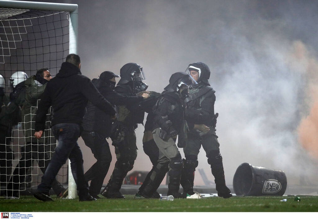 ΠΑΟΚ-Άρης: Διακοπή στο ντέρμπι – Εισβολή οπαδών και ρίψη αντικειμένων