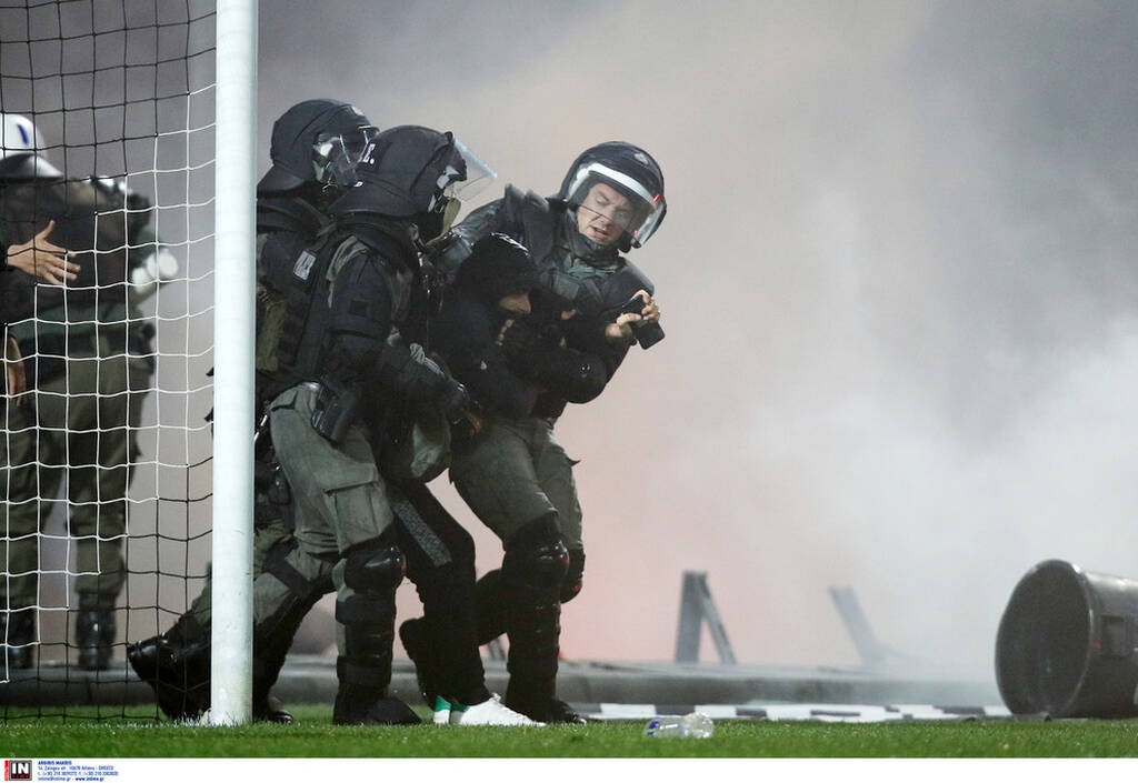 ΠΑΟΚ-Άρης: Διακοπή στο ντέρμπι – Εισβολή οπαδών και ρίψη αντικειμένων