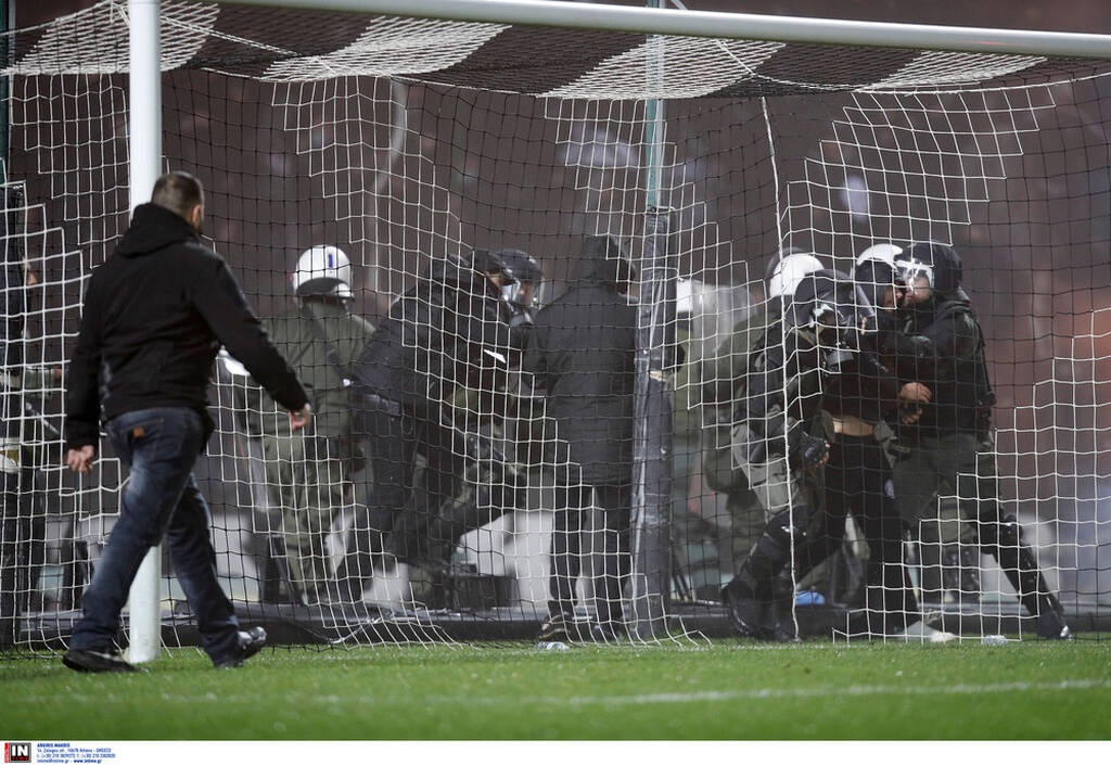 ΠΑΟΚ-Άρης: Διακοπή στο ντέρμπι – Εισβολή οπαδών και ρίψη αντικειμένων